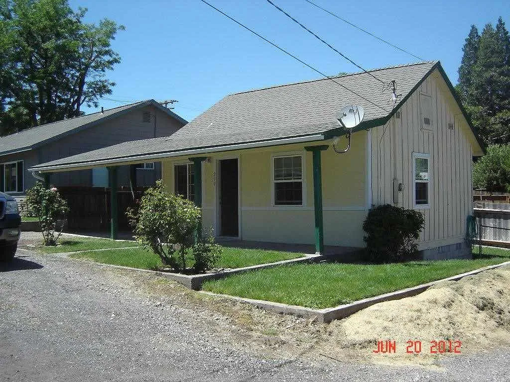 271 Phelps Ave photo 1