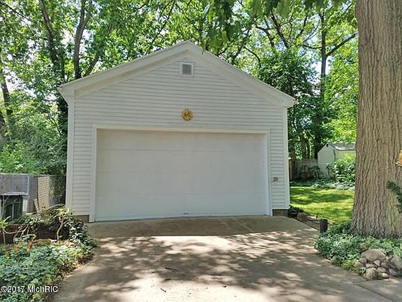 Detached garage