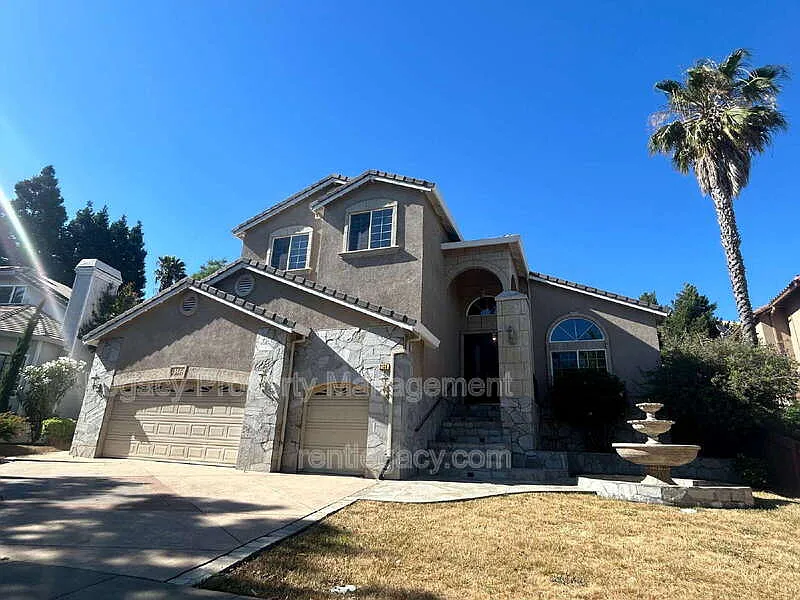 6 bed, 3.0 bath, 3189 sqft, $3,995 — Photo 1