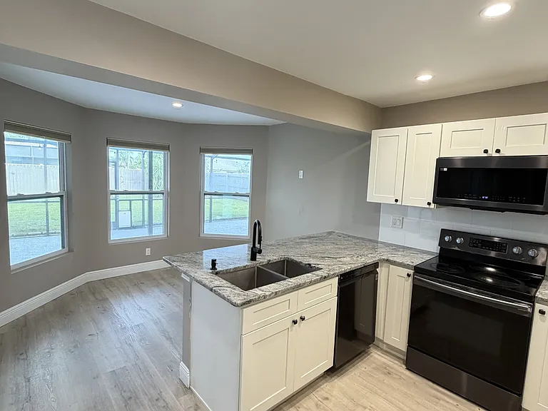 4140 SW 6th Pl — Photo 6
