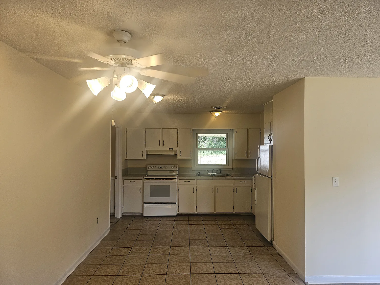 3 bed, 1100 sqft, $1,600 — Photo 4