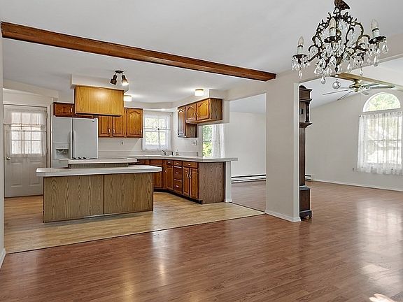 3rd image of 1476 Main St