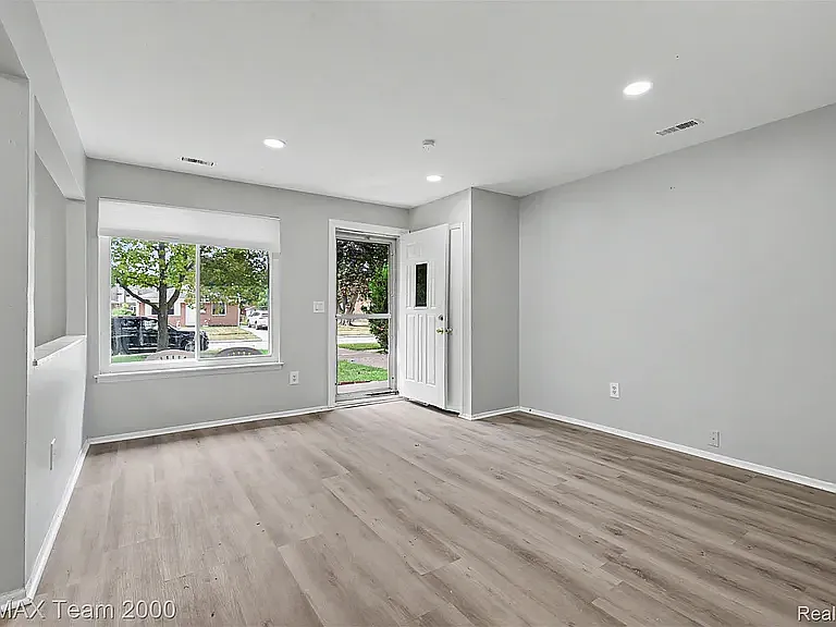 3 bed, 1000 sqft, $1,700 — Photo 2