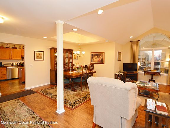4th image of 2763 Lenox St