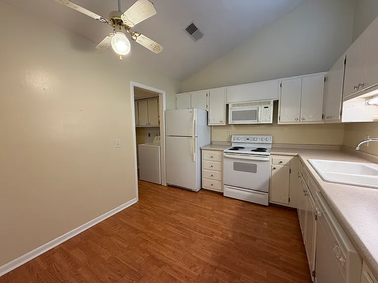 41 Greenside Ln — Photo 8