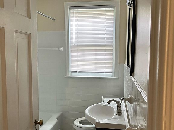 5th image of 2825 W Queen Ln #A