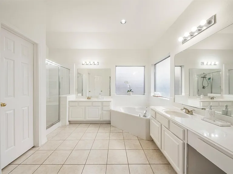 9211 Memorial Hills Dr — Photo 10