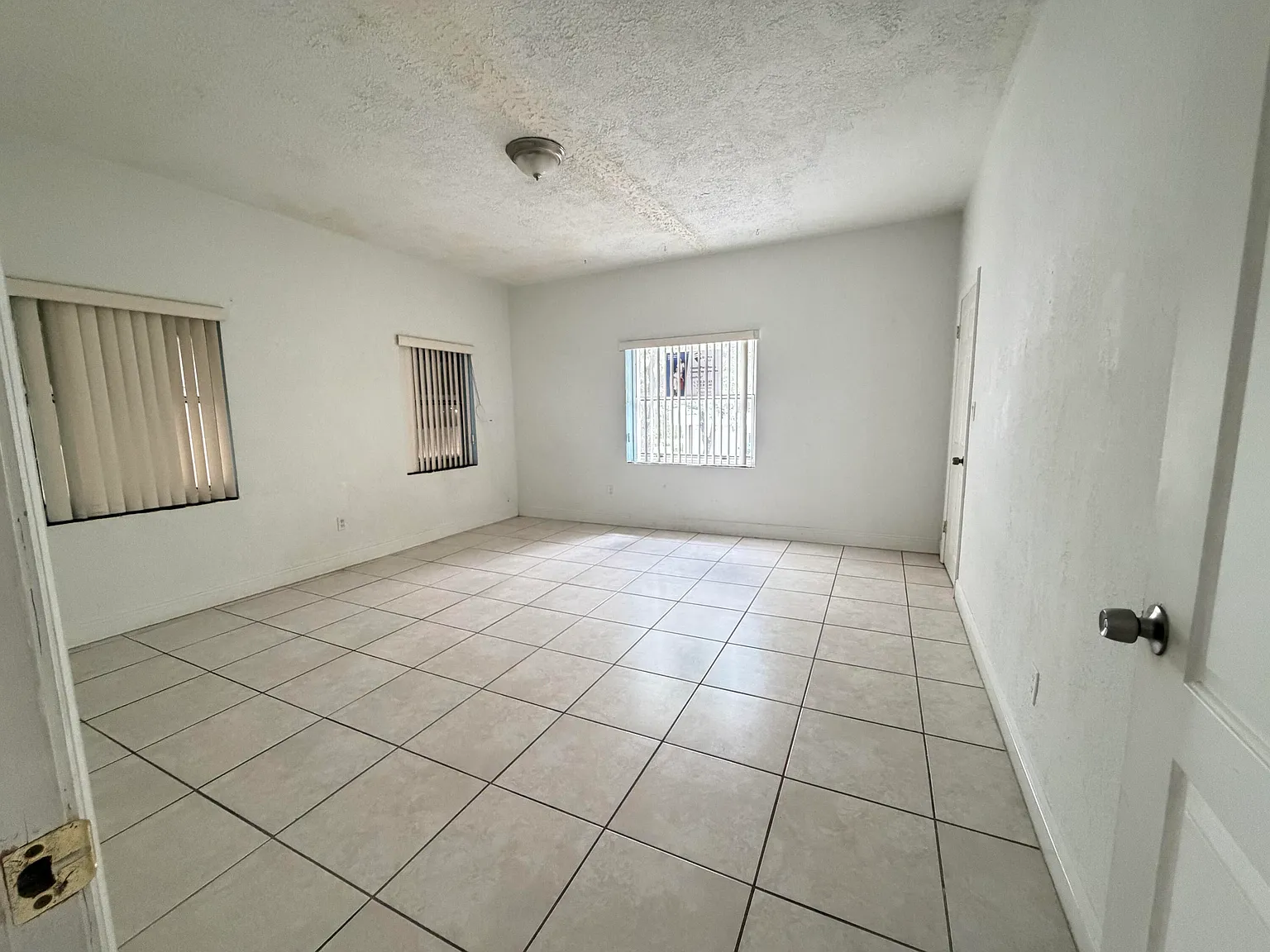 2 bed, 1.0 bath, 4732 sqft, $1,950 — Photo 2