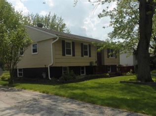 200 E Maple Dr, Glenwood, IL 60425