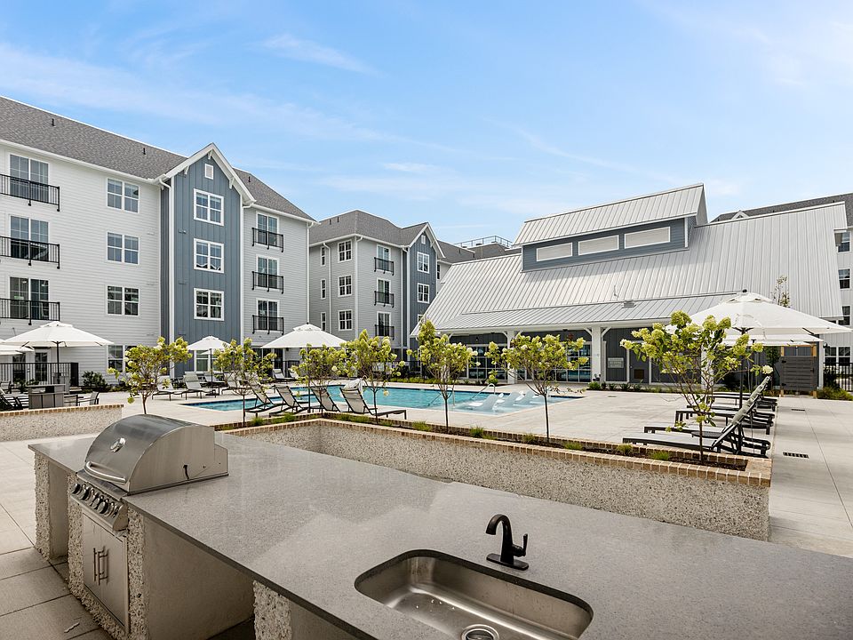 Courtyard Poolside Grilling stations and outdoor dining area