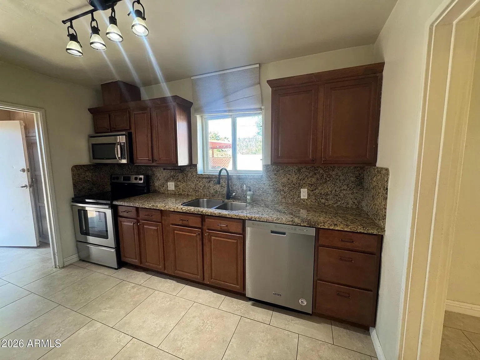 3 bed, 1171 sqft, $2,200 — Photo 4