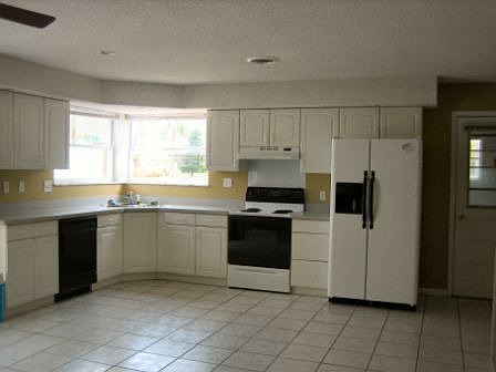 3rd image of 241 Ellicott Dr