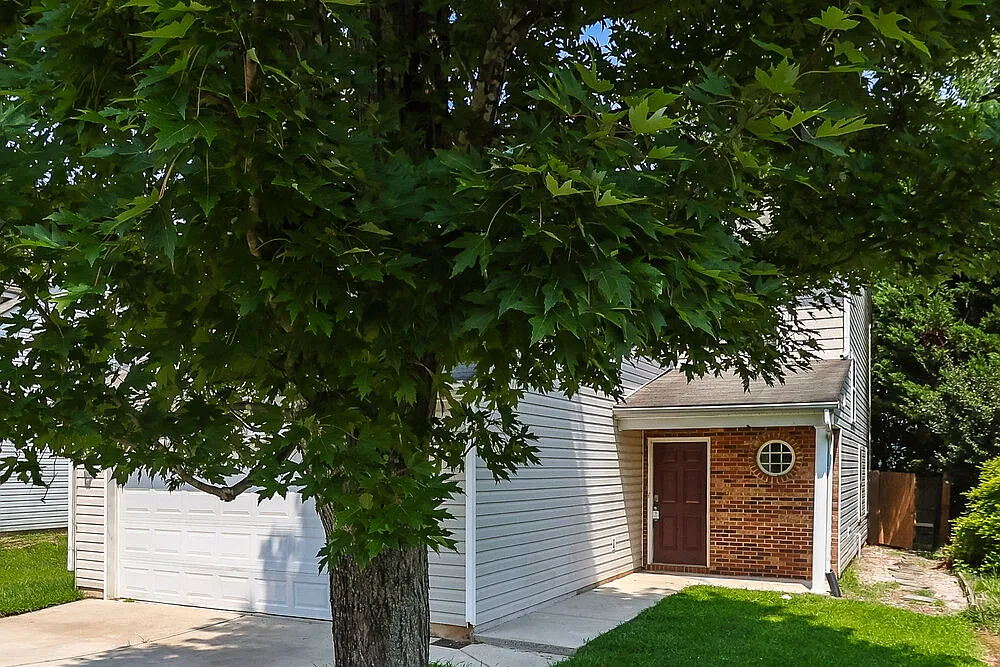 4 bed, 2.5 bath, 2044 sqft, $2,185 — Photo 4