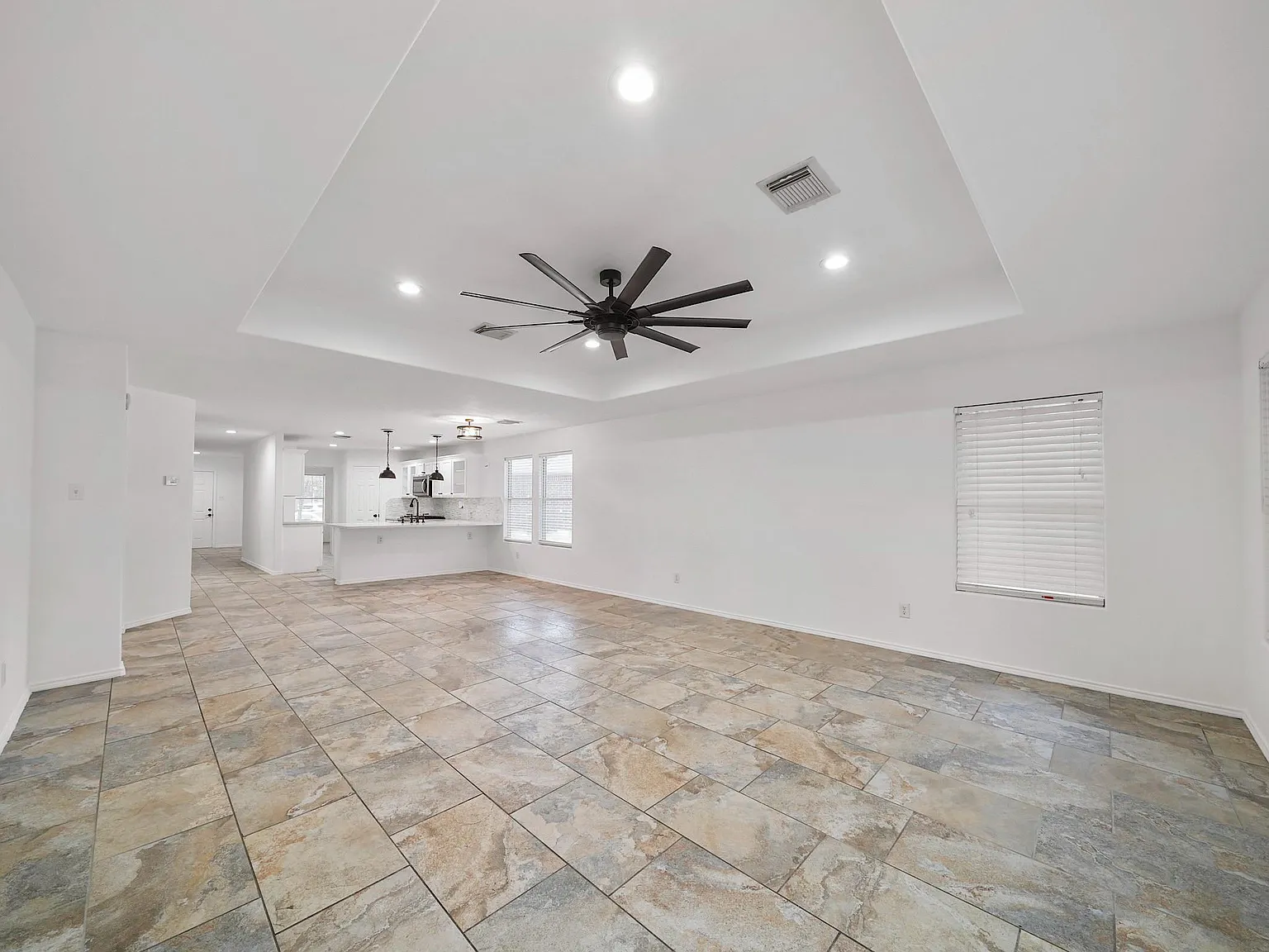 4 bed, 2.5 bath, 2777 sqft, $2,300 — Photo 4