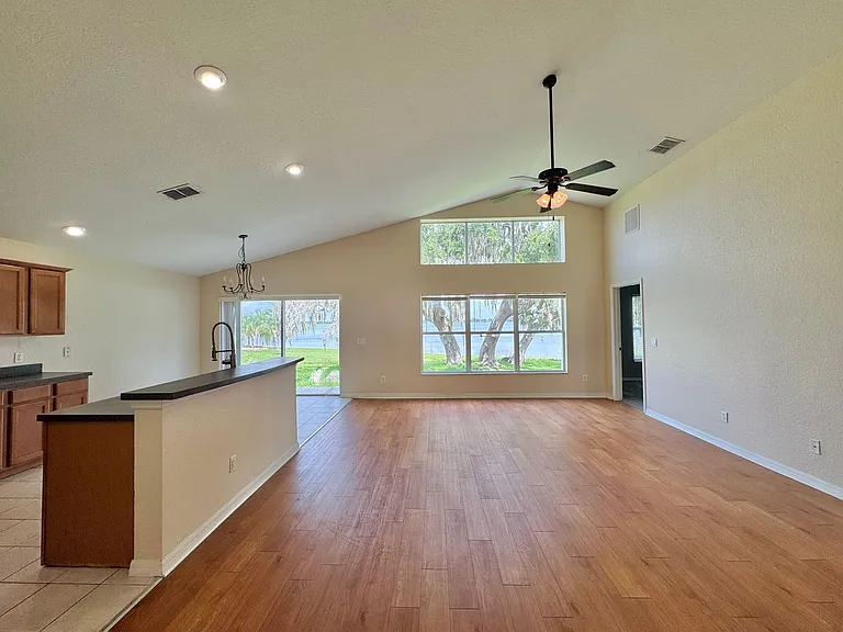 2726 Rochelle Dr — Photo 4