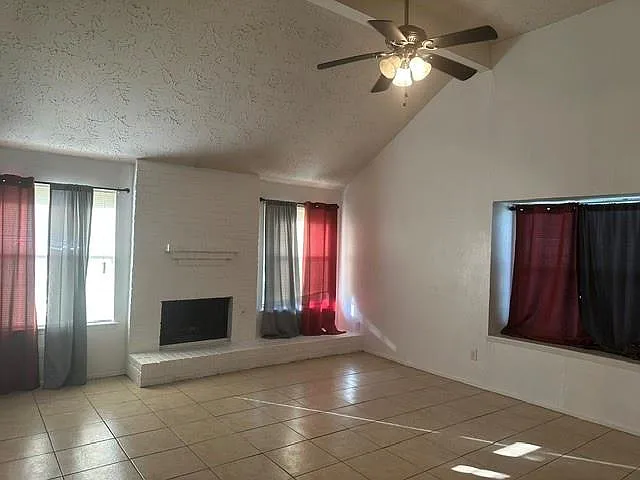 Building Photo - 402 Juniper Ct