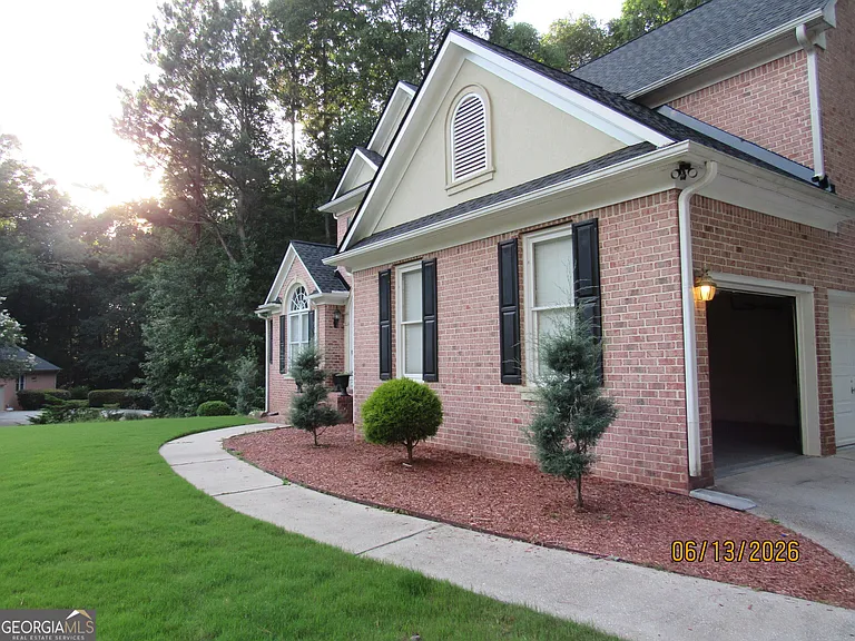 115 Sutton Ct — Photo 3