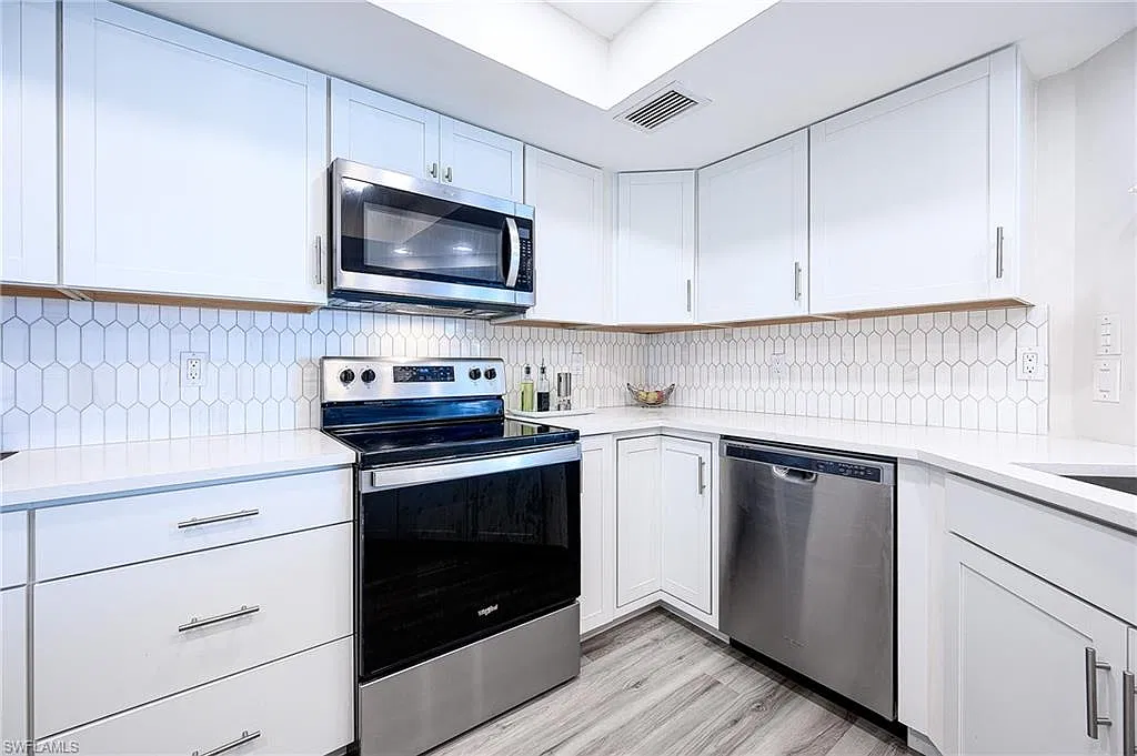 586 Beachwalk Cir — Photo 4