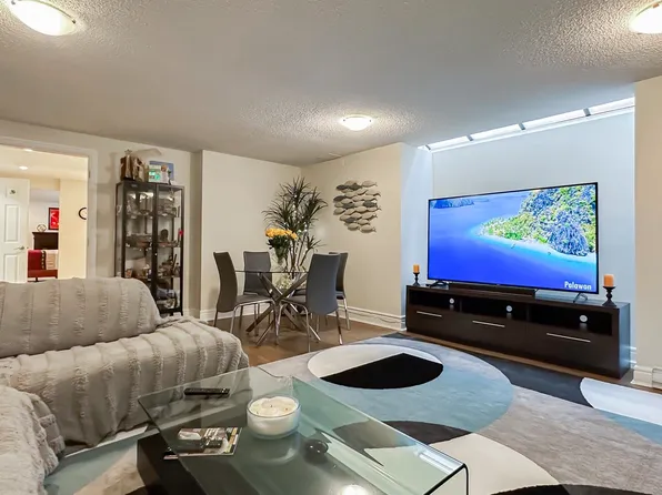 226 E 10th St #1, North Vancouver, BC V7L 2E1