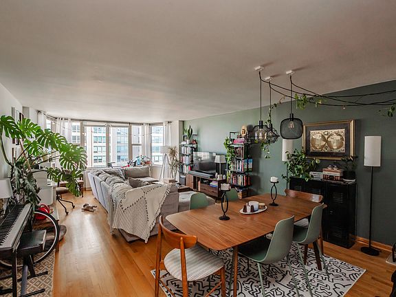 4th image of 525 W Hawthorne Pl APT 2706