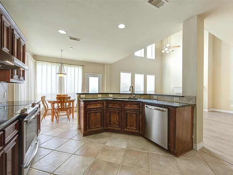 6018 Royal Hollow Ln — Photo 5