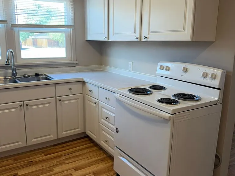 1403 Bunting Ave — Photo 5