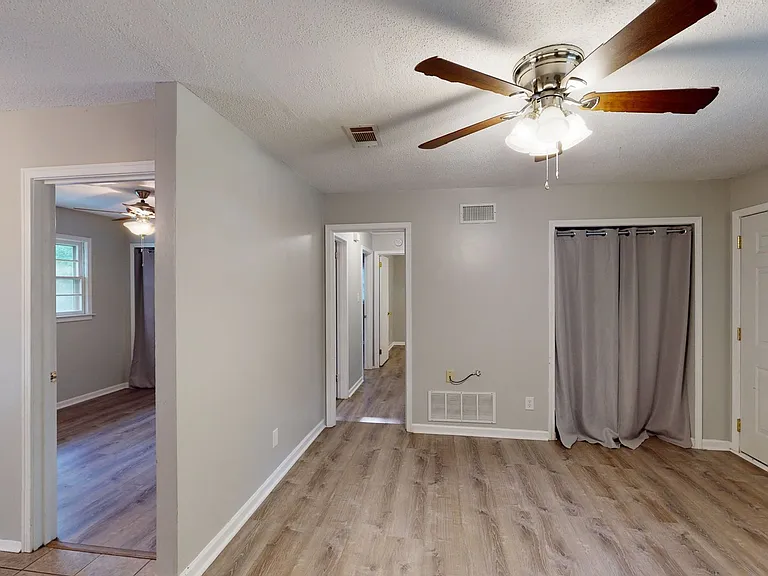 109 Sara Ln — Photo 4