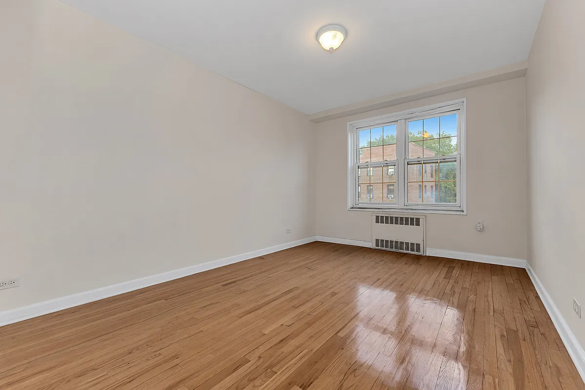 140-21 Burden Crescent — Photo 4