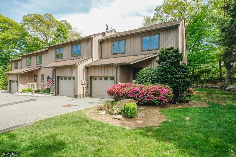 3 bed, 2.5 bath, $3,600 — Photo 2