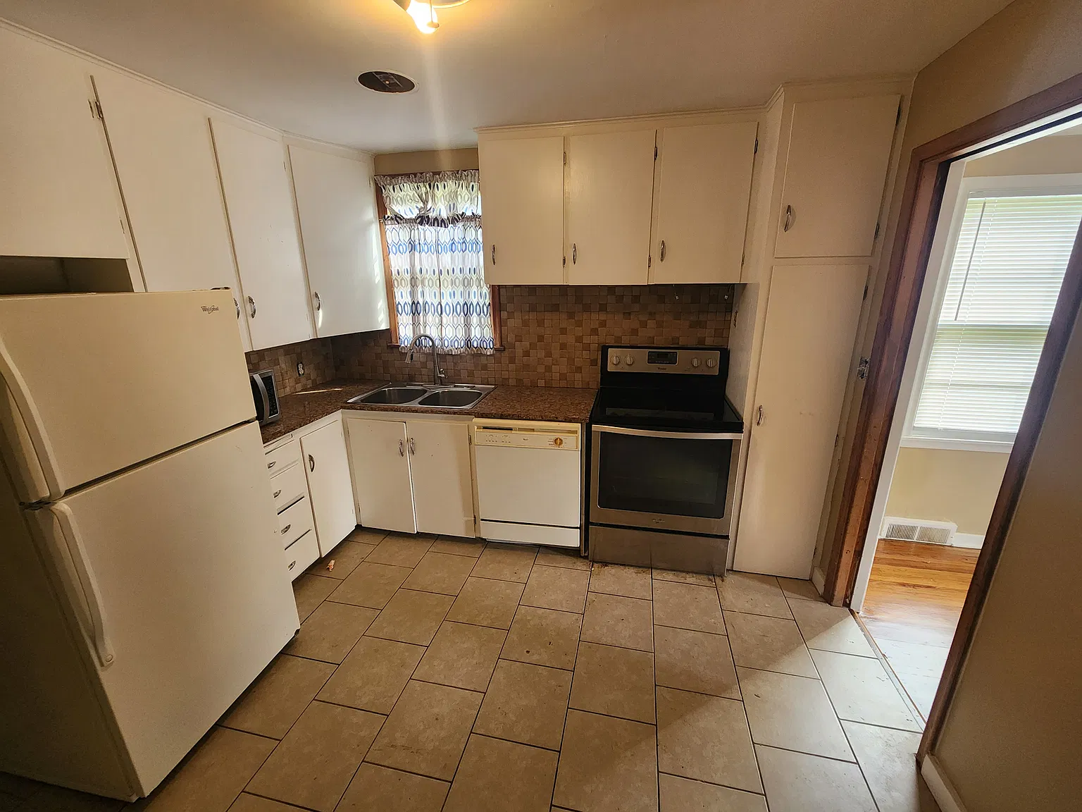3 bed, 1224 sqft, $1,695 — Photo 4