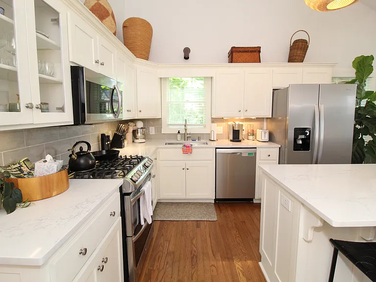 1401 NE Dysart Woods Ln — Photo 5
