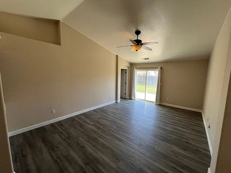 1737 W Median Ave — Photo 2