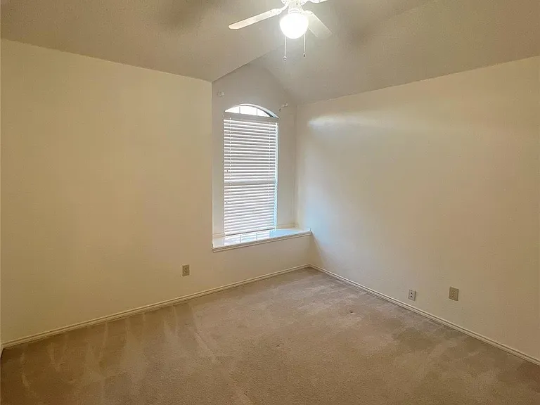 825 Ashford Dr — Photo 10