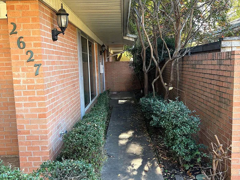 2627 Bretton Rd — Photo 2