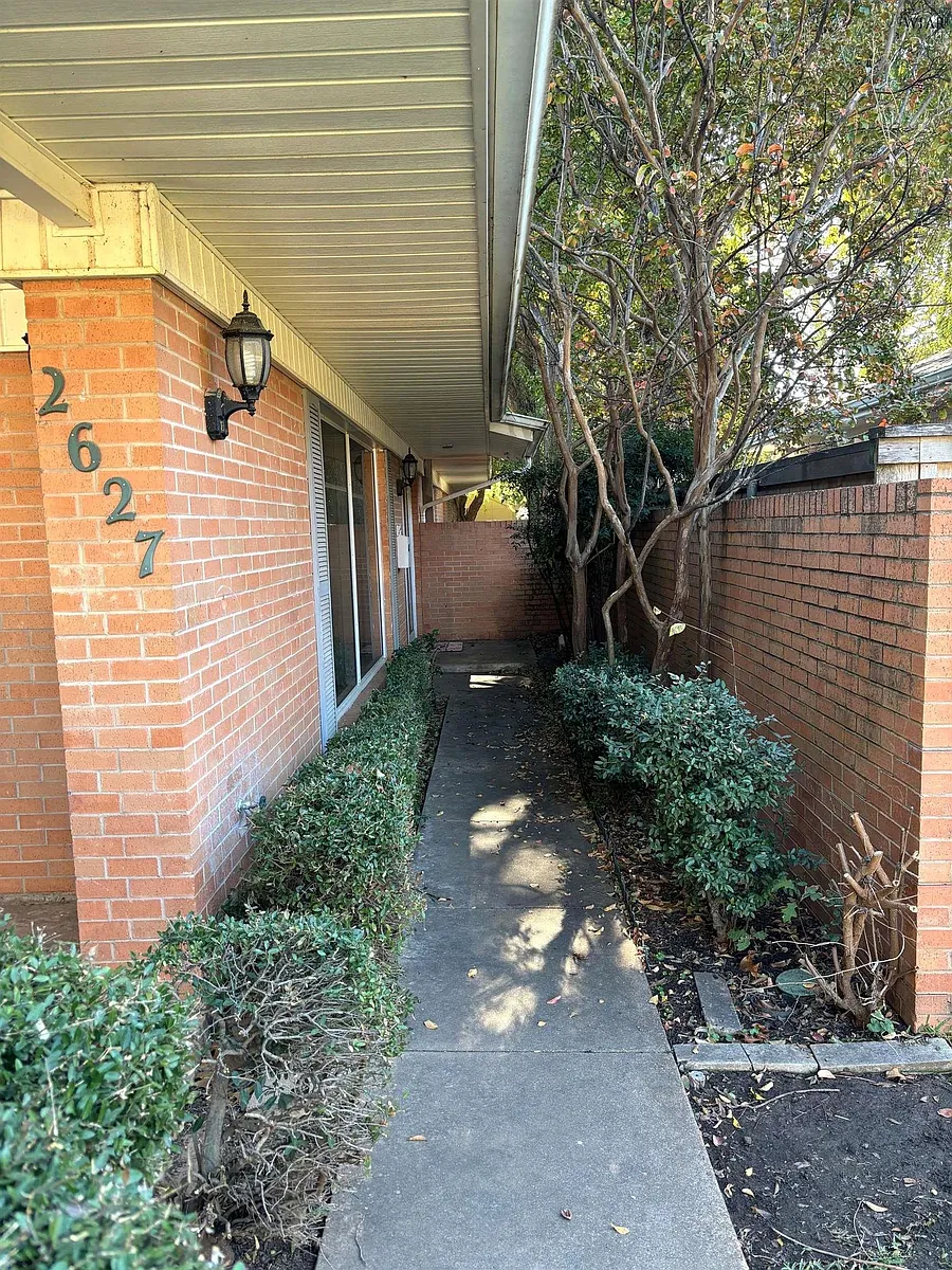 Building Photo - 2627 Bretton Rd