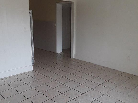 5th image of 1061 Park Dr