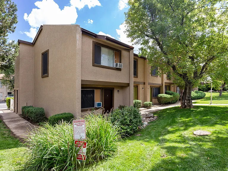 355 Country Club Circle — Photo 3