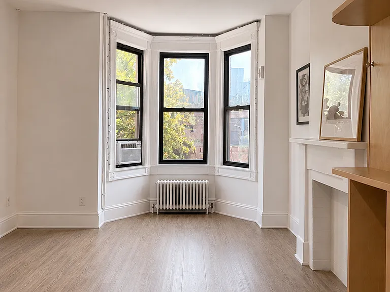 552 11th St #2L — Photo 5