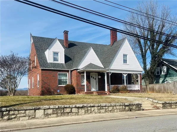 612 Rockford St, Mount Airy, NC 27030