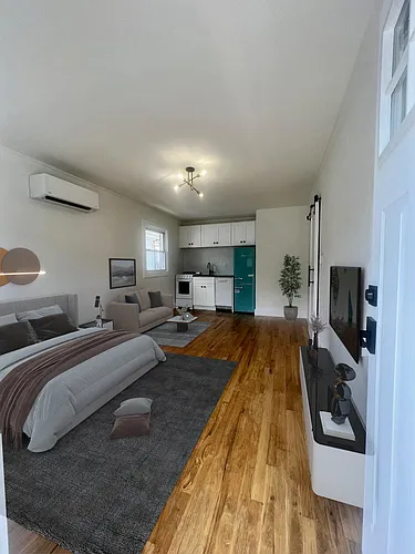 526 E Broadway Photo 1