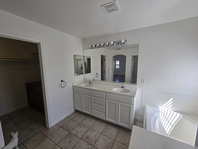 708 Eucalyptus Ave — Photo 37