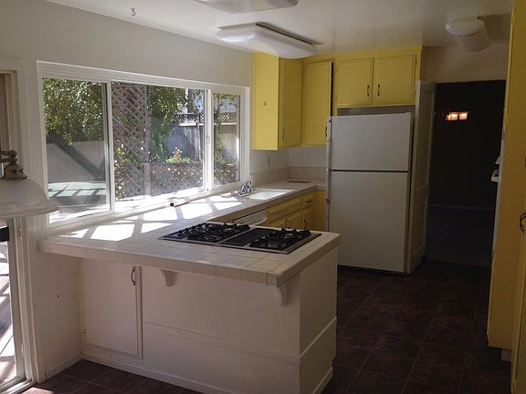 4th image of 100 Albert Ct