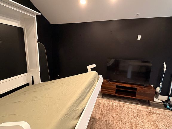 5th image of 1107 Logan St #B