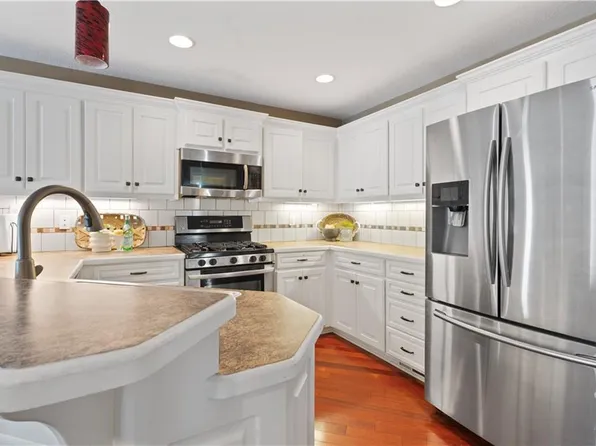 407 Signal Ridge Dr, Baldwin City, KS 66006