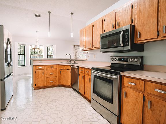 5th image of 24 Plantation Oaks Dr