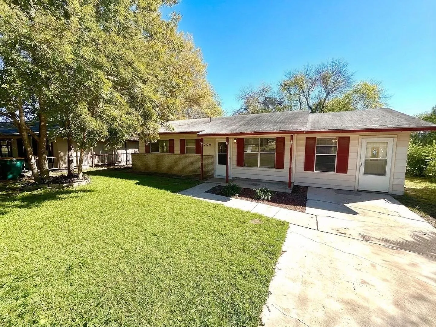 Cozy & Convenient 3 Bedroom Home Near Shopping & Highways! — Photo 2