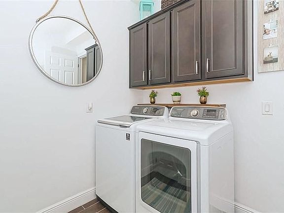 2nd image of 1809 Ivanhoe St