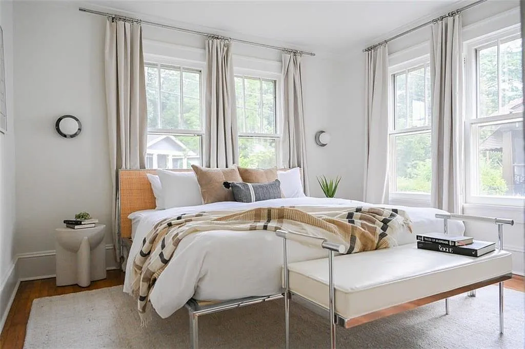 2 bed, 2.0 bath, 1026 sqft, $4,700 — Photo 2
