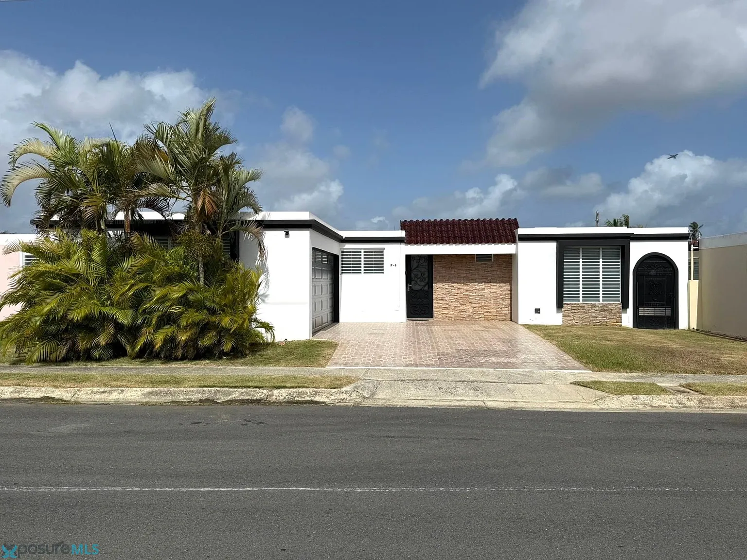3 bed, 3.0 bath, 1900 sqft, $2,300 — Photo 2