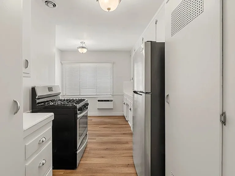 349 N Palm Dr #6 — Photo 10